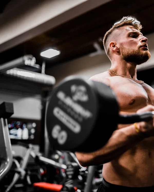 Athlète en pleine séance de musculation