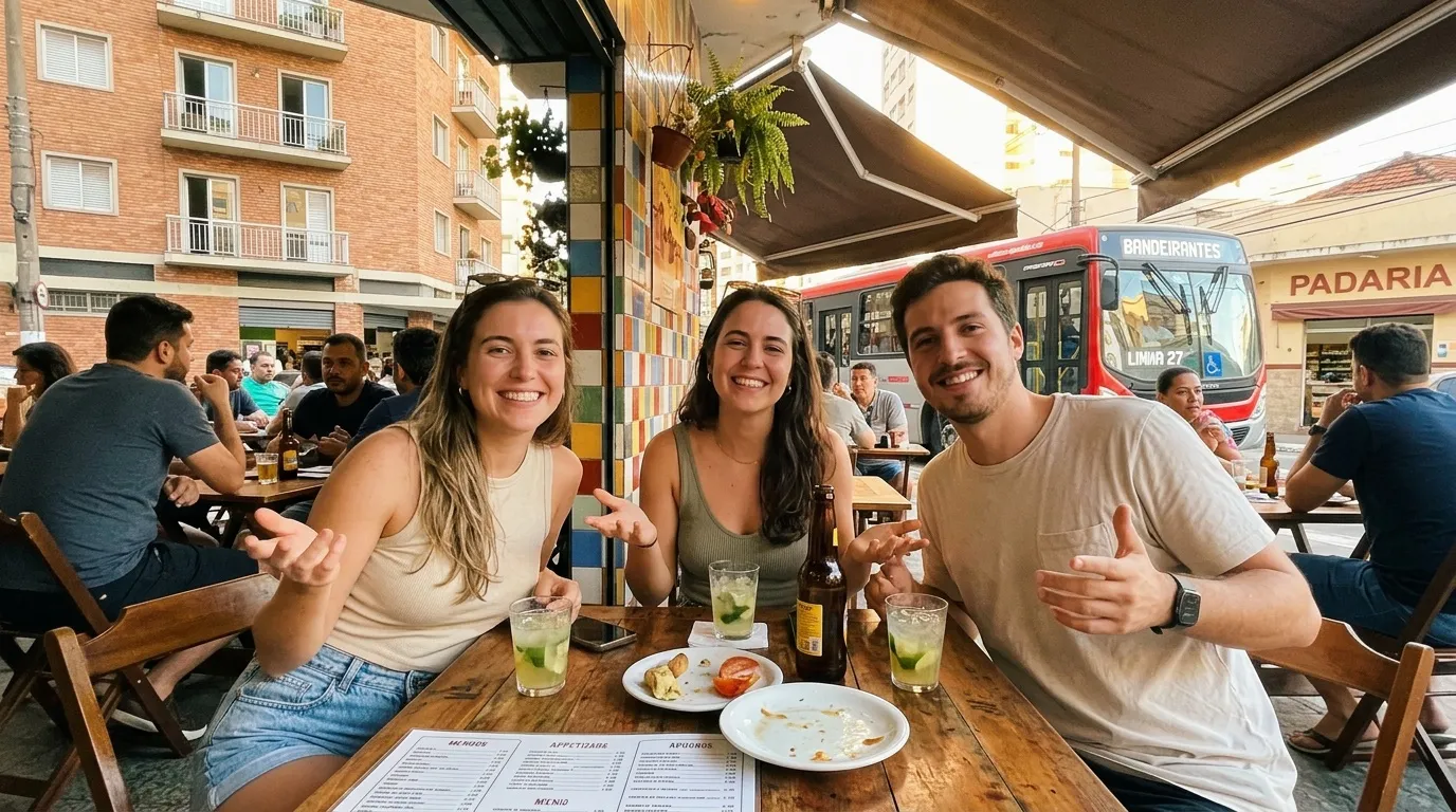 Quatre jeunes amis souriants assis en terrasse avec des boissons
