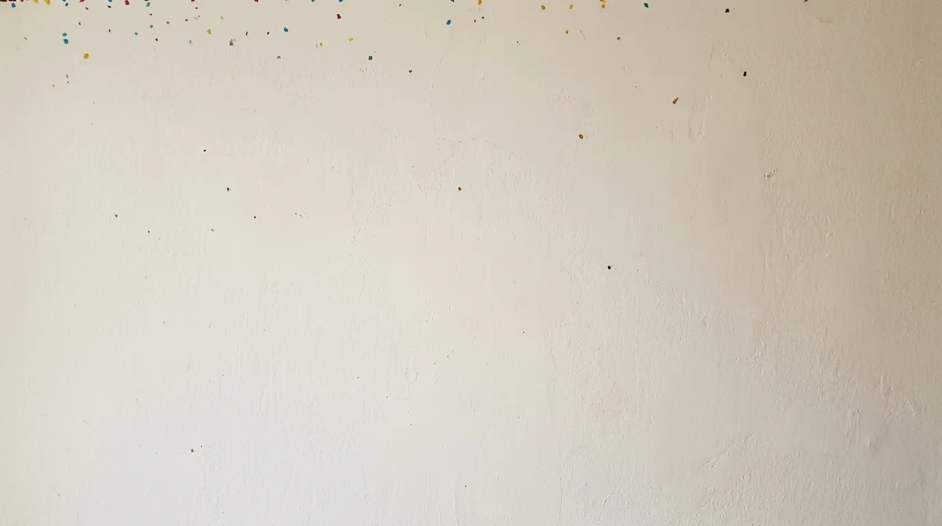 Mur beige clair parsem&eacute; de confettis multicolores