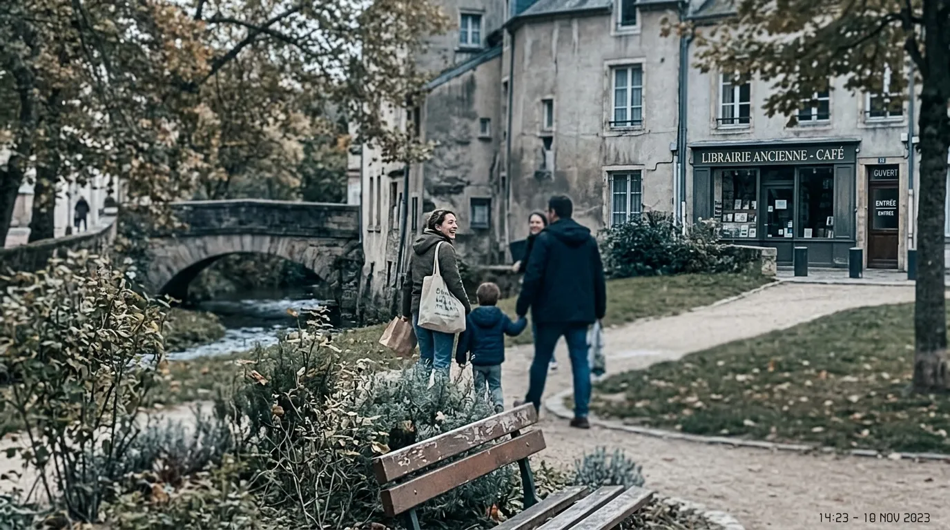 Famille marchant pr&egrave;s d'un pont en pierre, librairie caf&eacute; en arri&egrave;re-plan