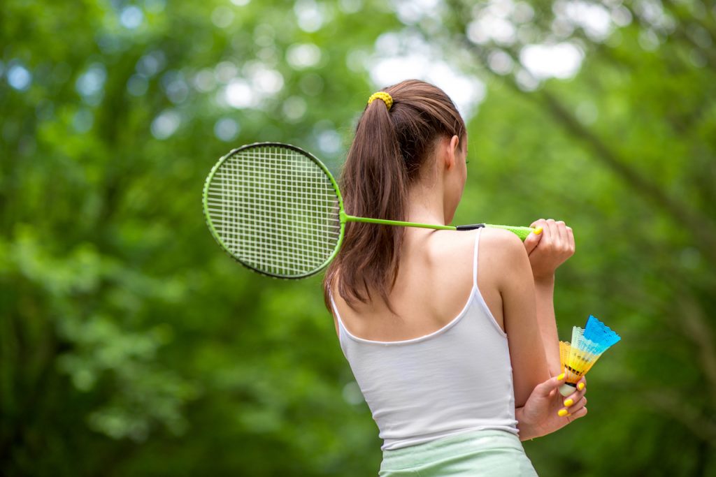 Joueuse de badminton débutante