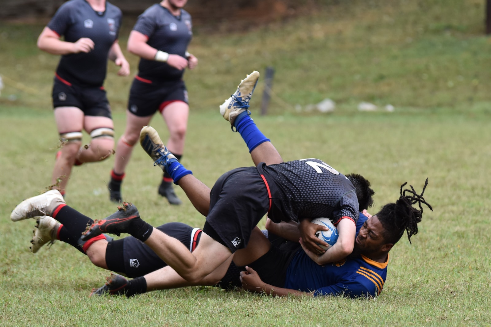 Quelles sont les stratégies défensives les plus efficaces pour contrer une équipe adverse puissante en rugby ?