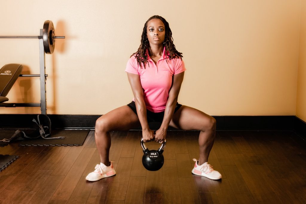 femme qui tient un kettle à la salle de sport